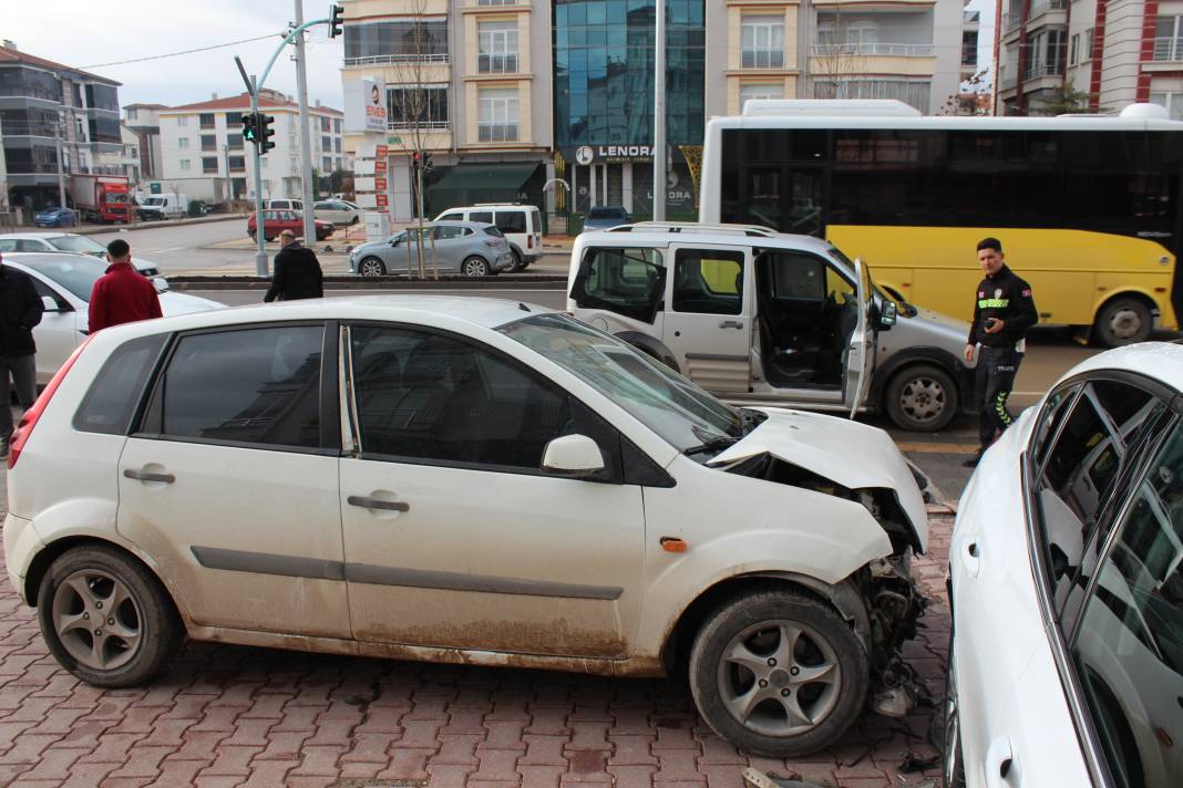 Kadın sürücü kaza yaptı! Çaptığı kişiyi görünce şoke oldu 8